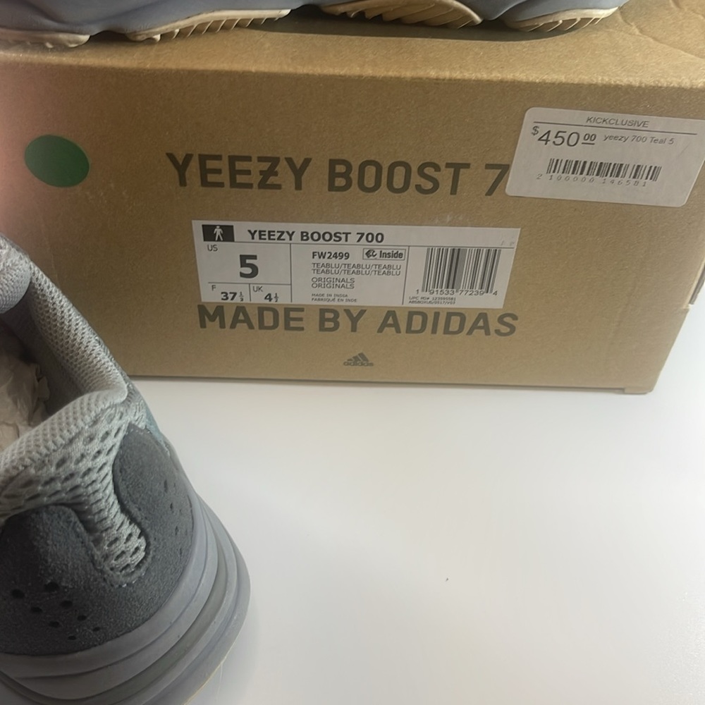 Yeezy Boost 700 - Picture 11 of 14